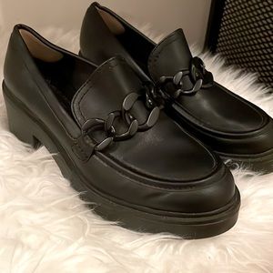 Super comfortable and trendy black oxford loafers for fall and spring.